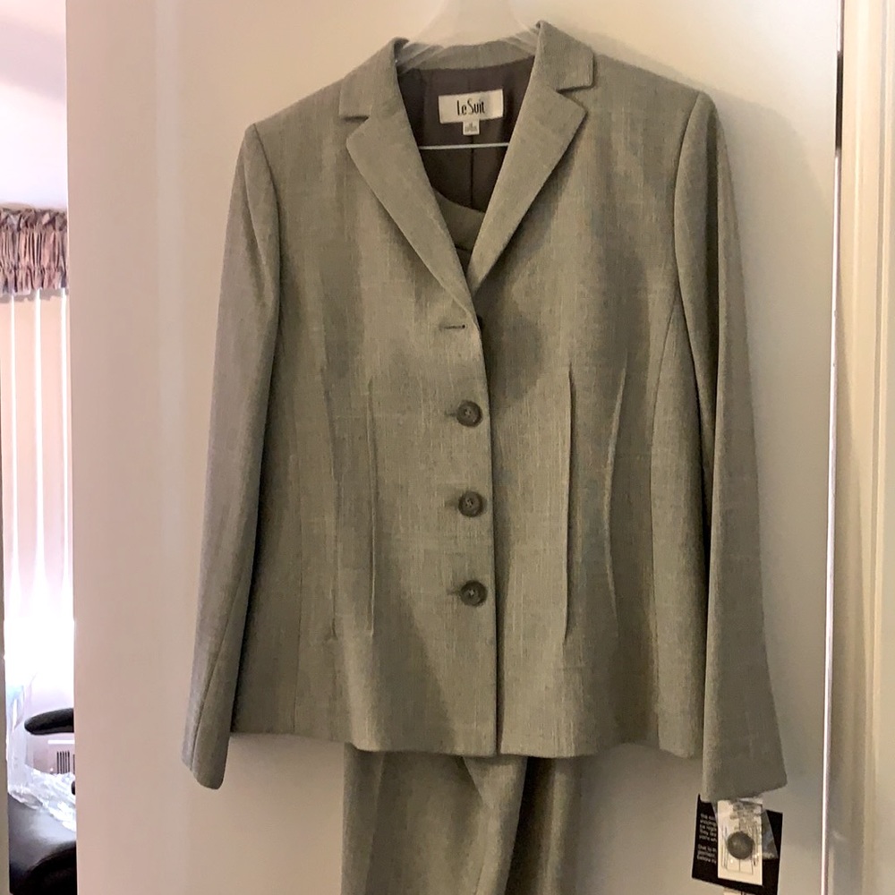NWT gray Le Suit pantsuit.